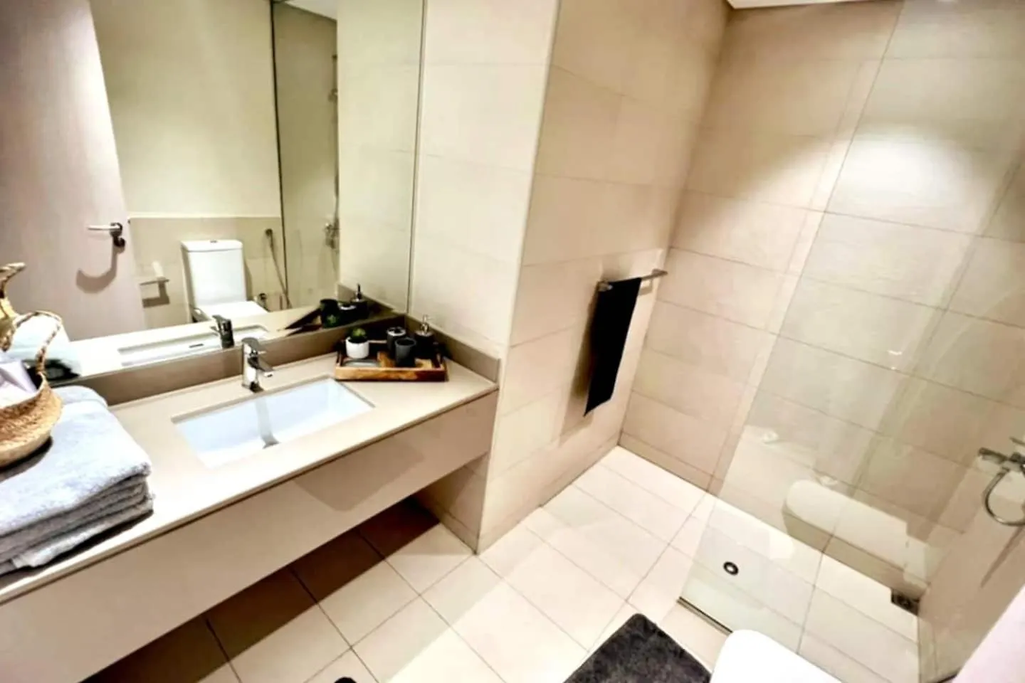 Yas Canal 1 Luxury Apartment By The Canal Near F1 Abú Dhabí Aparthotel